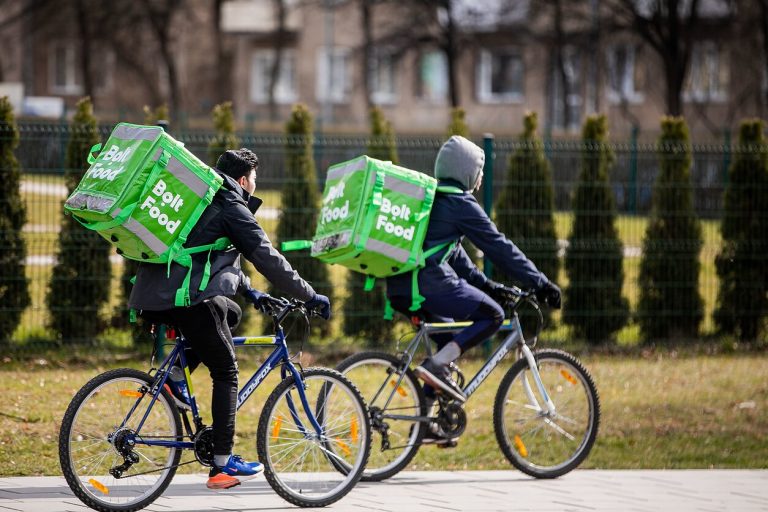 Echipa de curieri Bolt Food. Curierul Bolt Food livreaza comanda pe bicicleta