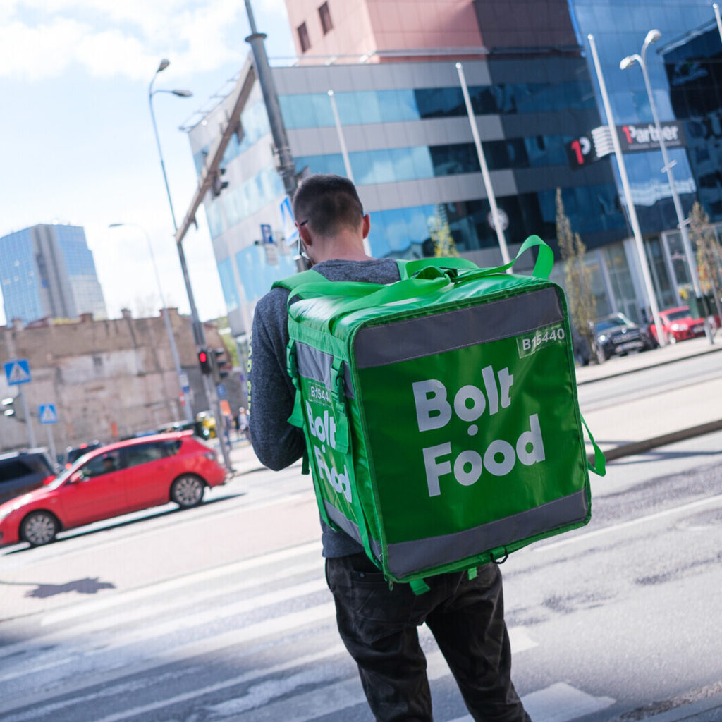 Curier al flotei partenere Bolt Food. Livrator Bolt Food incepe livrarea comenzii